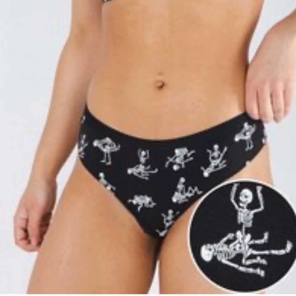 6️⃣7️⃣2️⃣ Skeleton Print Black Panties NWOT